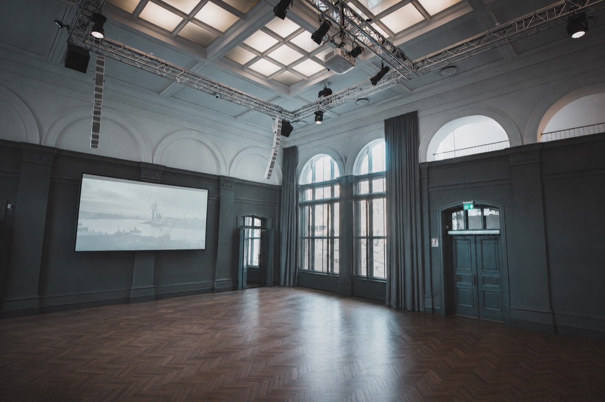 La même salle, vide