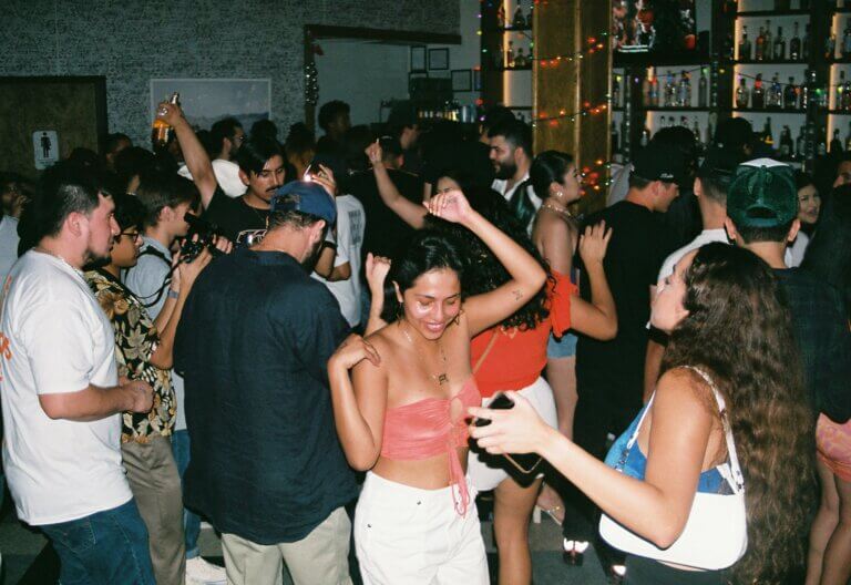 Jeunes dansant lors d’une soirée culturelle gratuite, illustrant la mission de LiMK de démocratiser la culture de proximité ; événements