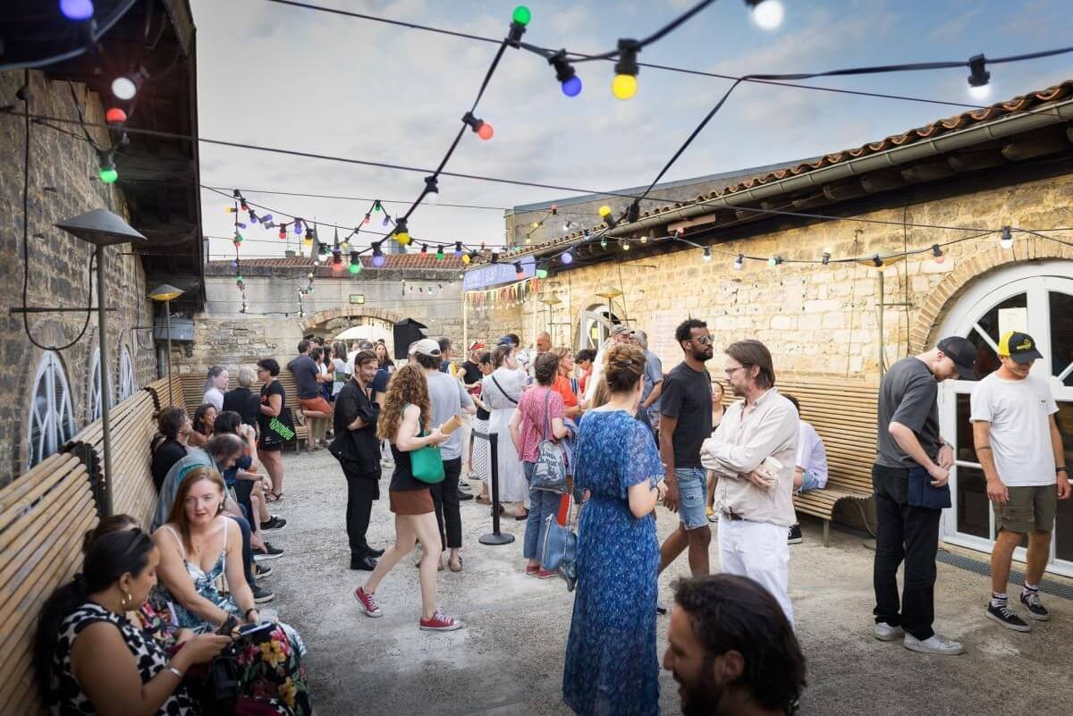 🌇 Terrasses Nocturnes au Capc : l’expo immersive de Trevor Yeung dans la nef puis DJ set de Cindy Blurray sur le rooftop